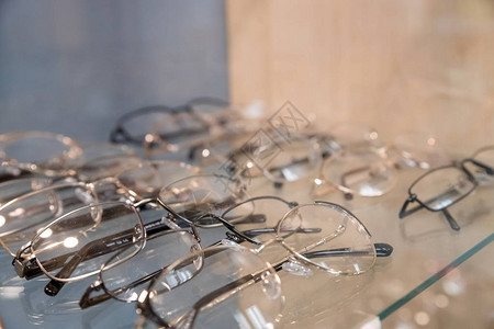 光学商店墙上挂有时装眼镜架子的玻璃杯展出的图片
