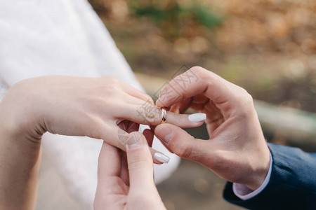 亲近婚礼的手新郎在新娘的手指图片