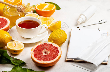 增强免疫力的食物带文字位置的笔记本一杯茶和防止白色背景上的和疾病图片