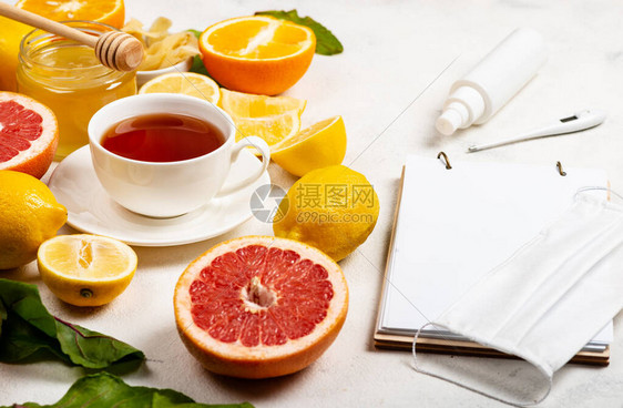 增强免疫力的食物带位置的笔记本一杯茶和防止白色背景上的和疾病图片