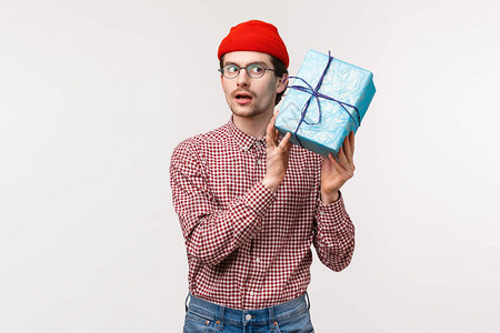 穿着红豆眼镜贴近耳朵的摇晃礼品盒图片
