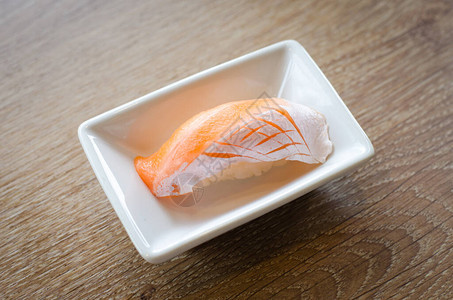 盘子上的寿司日本菜用图片