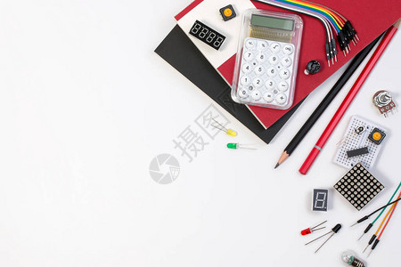 DIY电子制造商工具组件在白色背景上电子制造工具图片