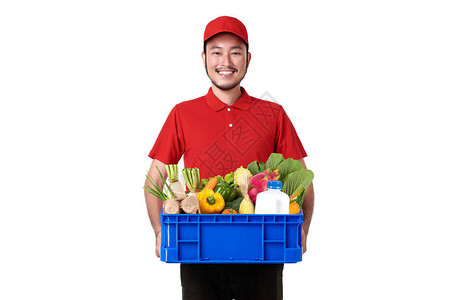 身穿红色制服的亚洲送货员拿着新鲜食物篮图片