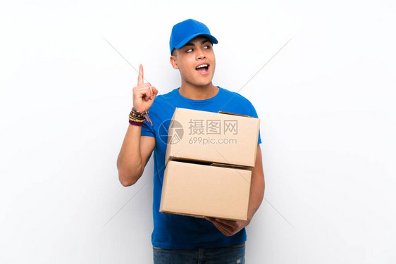 在孤立的白墙上的送货员打算在举起手指的同时图片