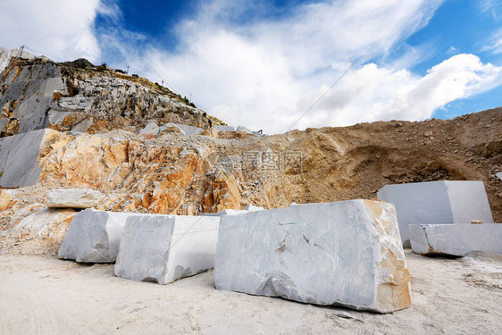 在意大利托斯卡尼的露天铸石矿或采石场中大块白色卡拉大理图片