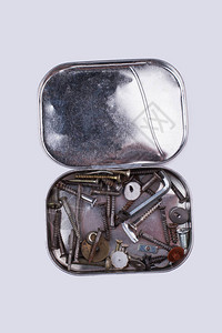 金属工具箱中的各种螺丝和钉子图片