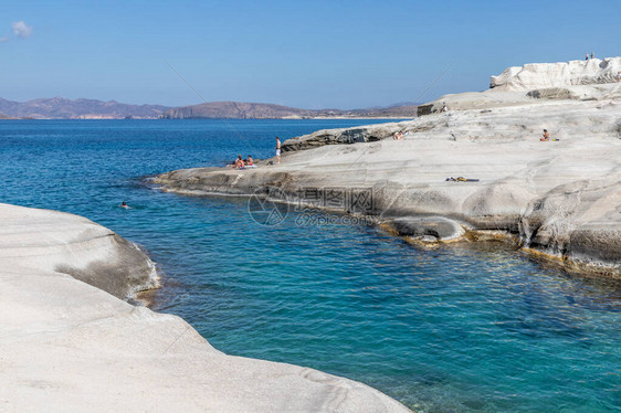 希腊米洛斯沙拉基尼科海滩的人们享受着白图片