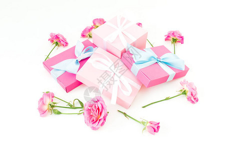粉红玫瑰花和白色背景上的礼物的花朵组成Flatplet图片