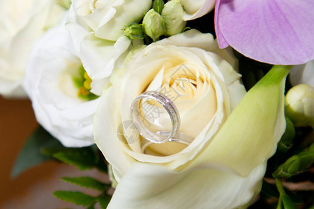 鲜花中结婚戒指的背景图片