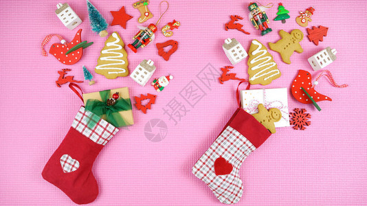 与孩子们一起节日圣诞节概念装满饼干和礼物的丝袜流行彩图片