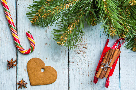 圣诞树布丁饼干和棒糖在白木板图片