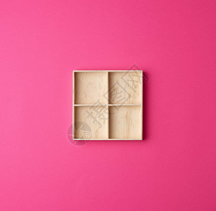 平方木板框分为小物在粉红背景顶视图上背景图片