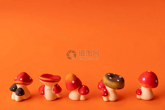 橙色背景中的陶瓷手绘红蘑菇图片