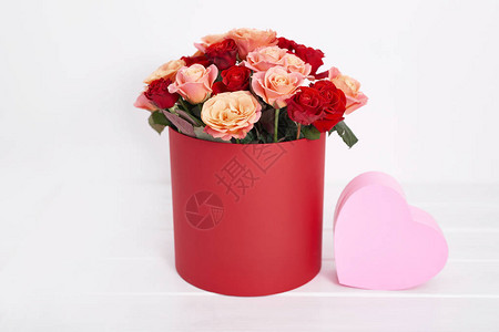 情人节浪漫背景与鲜花玫瑰带有副本空间的情人节卡片礼品盒中的鲜花情人节贺卡模板2月14日生日快乐图片
