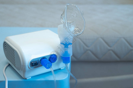 哮喘患者的白色吸入器图片