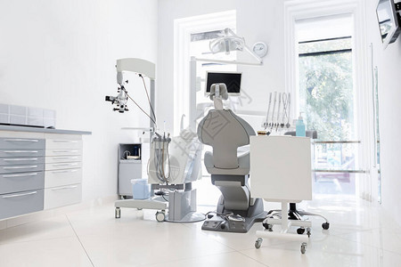 白色现代牙科诊所的内部牙科口腔医学医学疗设备概图片