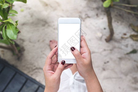 一个女人的手拿着白色手机的模型图像背景图片