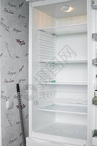 呆在家里的空冰箱的前视图没有食物蔬菜和水果的白色现代冰箱在房子里有几个架子的电冰箱电器和图片