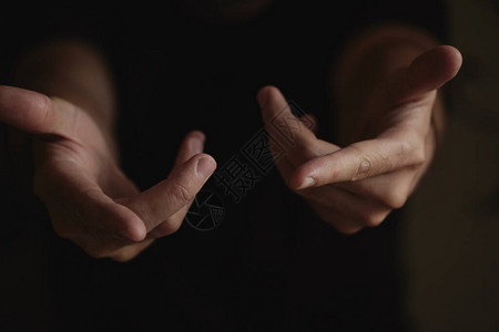 男手表现出不同的手势部动作图片