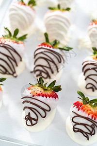 有机草莓在巧克力干燥时图片