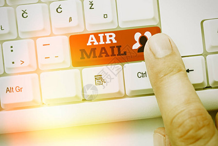 显示航空邮件的书写说明由运输的一袋字母和包裹的商业概念图片