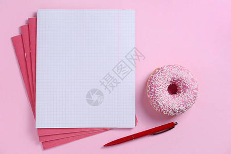 书 纸学校笔记本和彩色背景的粉红色甜背景