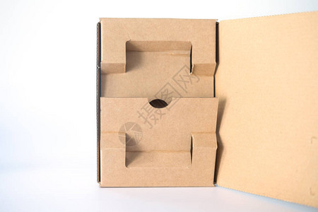 白色背景上的开放纸箱包装模板由工业包装纸制成的图片