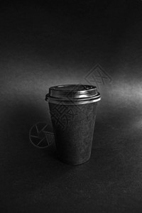 黑背景黑纸咖啡杯图片