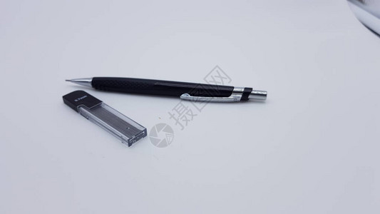 黑色自动铅笔和备件图片