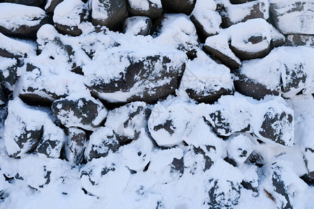 雪中的石头在冬天的形图片