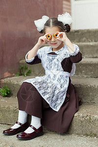 眼镜书一个穿校服的小女孩玩方向盘反向照背景