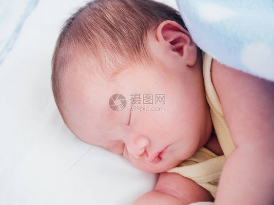刚出生的女婴睡觉图片