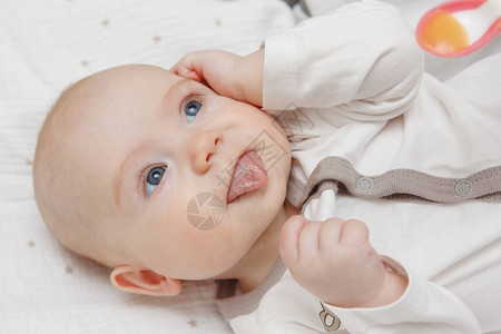 美丽的五个月可爱的女婴用勺子吃饭健康的食物产妇护理儿童保育图片