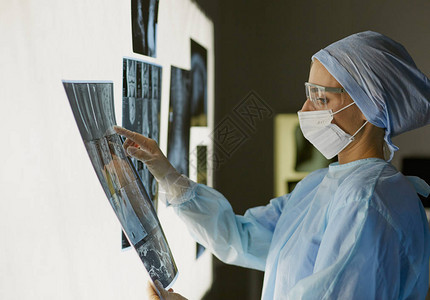 两名女医生在一家医院看X光片图片