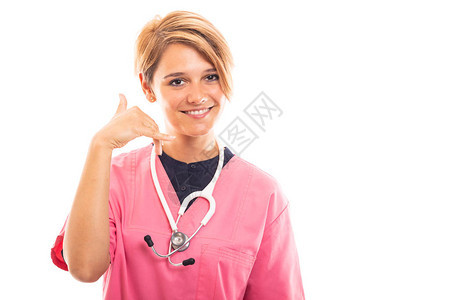 穿着粉红色清洗剂的女兽医肖像图片