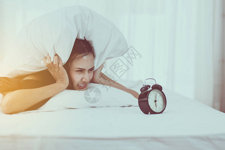 年轻的亚洲女人讨厌6点早上醒来时压力过图片