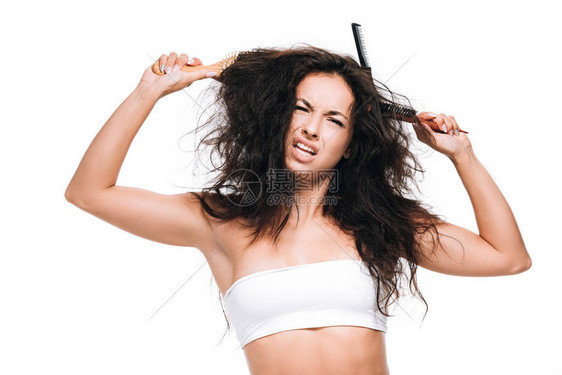 棕发的黑发女人梳子长着卷曲不纯洁的头发在图片