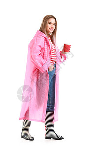 穿雨衣喝白底咖啡的美图片