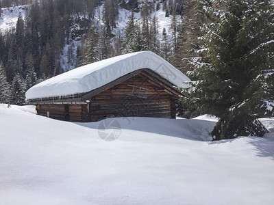 带积雪屋顶的木屋图片