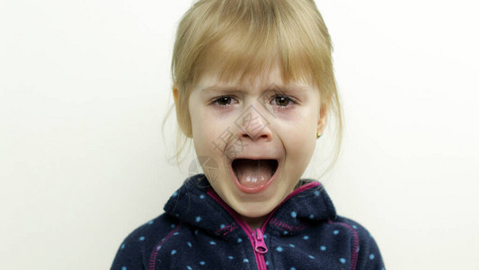 蹒跚学步的小女孩张大嘴巴哭泣着图片