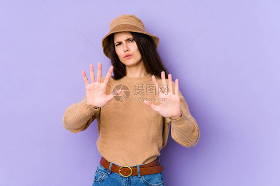 在紫色背景中被孤立的年轻高加索妇女拒绝某人表现出令人厌恶的姿态图片