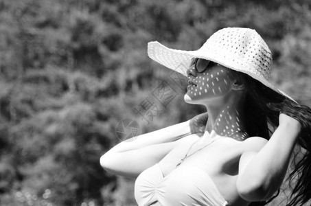 穿着帽子的女孩在阳光明媚的湖边海图片