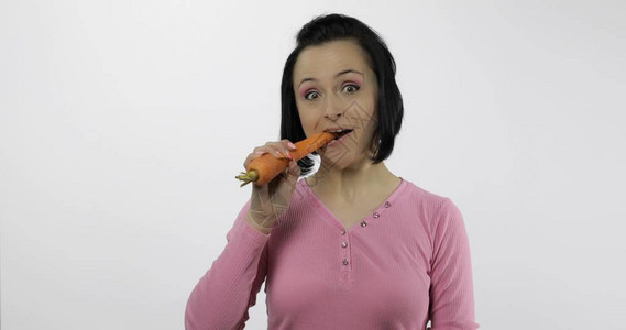 年轻美女吃大胡萝卜健康营养做图片