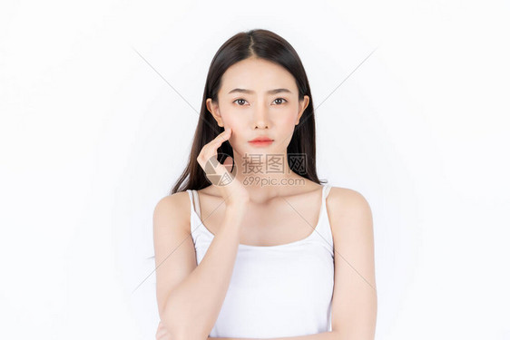 年轻的亚洲女人有脸和明亮的肤色亚洲女人站在孤图片