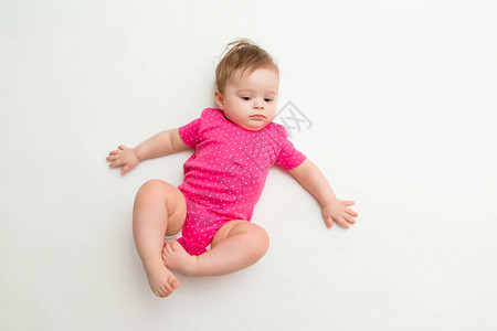 身穿粉红体服的6个月健康女婴图片