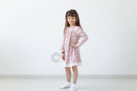 穿粉红色衣服的小女孩模型图片