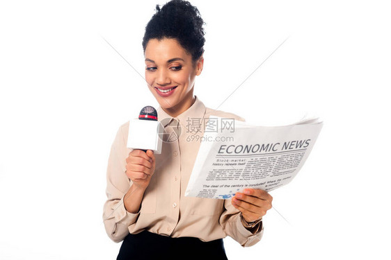 非洲裔美国记者拿着报纸的前视图图片