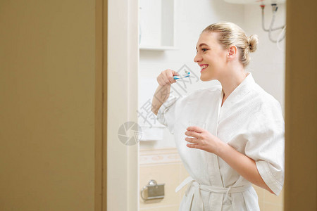 清晨穿着浴袍刷牙的可爱图片
