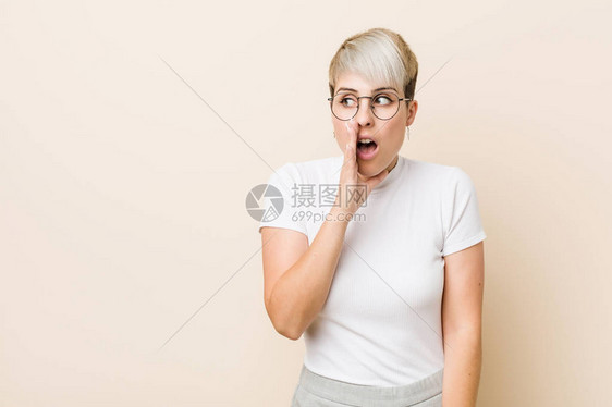 身穿白衬衫的年轻纯正自然女青年正在说一个秘密热辣的新闻图片
